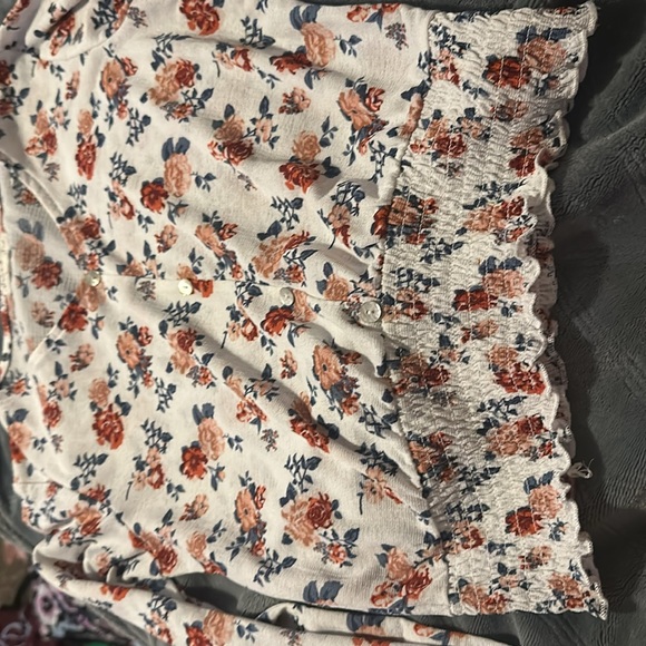 Long sleeve crop. - Picture 3 of 4